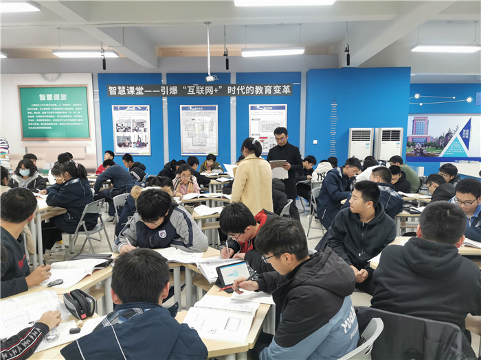 高二級(jí)部：同課異構(gòu)締結(jié)友誼、教研興校開拓天地(圖3)