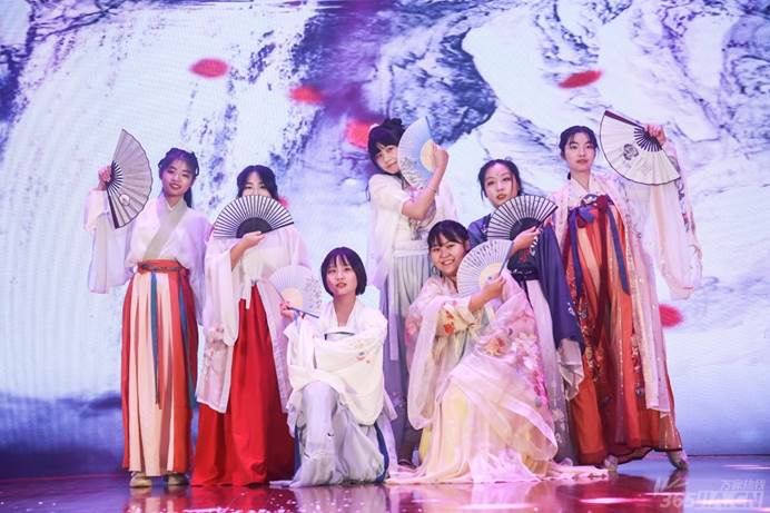 萬家熱線：藝術(shù)與美結(jié)合的文化盛宴 合肥七中2021賀歲大片“上映”（圖）(圖8)