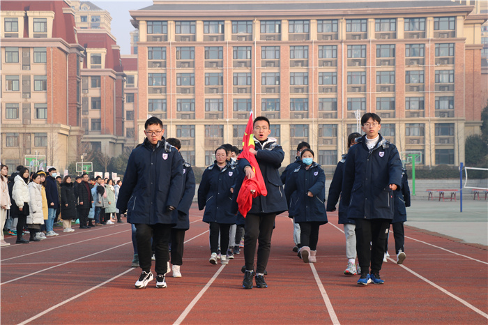 國旗下講話：向奮斗者致敬，給追夢者點贊，為奔跑者鼓掌，向違紀者亮劍（20210104）(圖1)