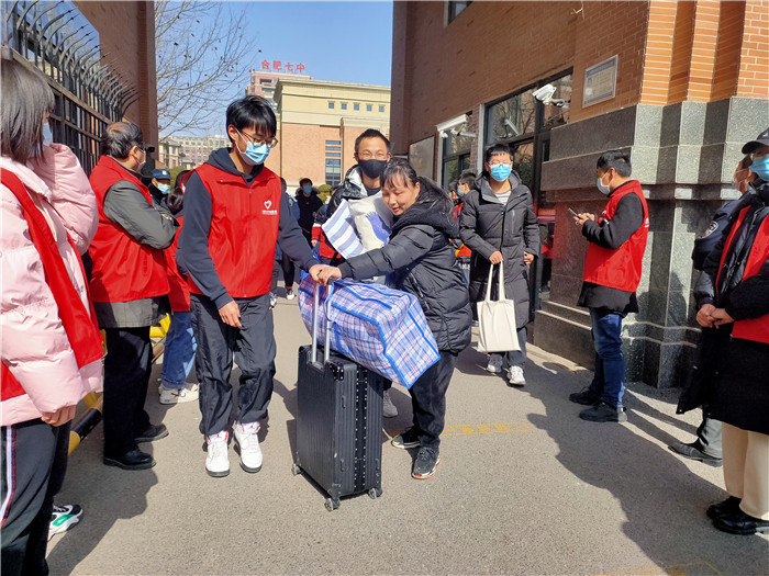 團(tuán)委:離校步履總匆忙，志愿服務(wù)暖心房(圖2)