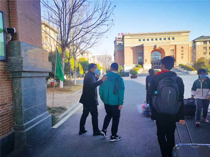 高三級(jí)部：春暖花開相遇時(shí)，奮力拼搏迎高考(圖2)