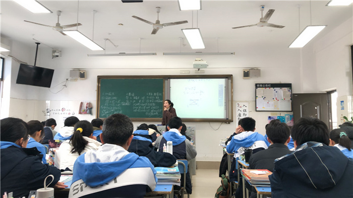 高一級(jí)部:中層以上干部深入課堂聽課(圖1)