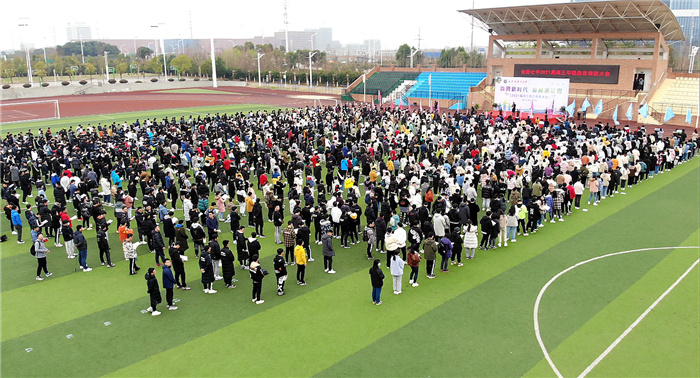 高三級(jí)部:犇騰新時(shí)代 奮蹄新征程(圖1)