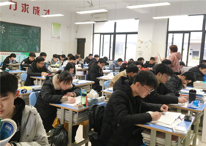 高三級部:班班有書聲 沖刺有精神(圖1)