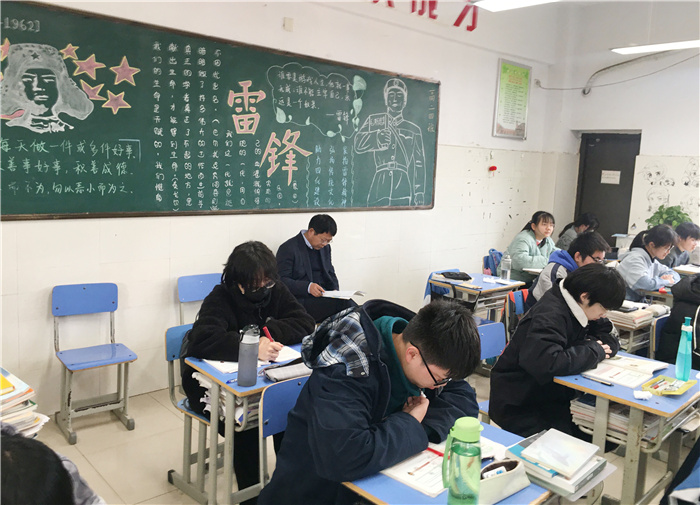 高二級(jí)部：推門(mén)聽(tīng)課日日新，教研相長(zhǎng)節(jié)節(jié)高(圖1)