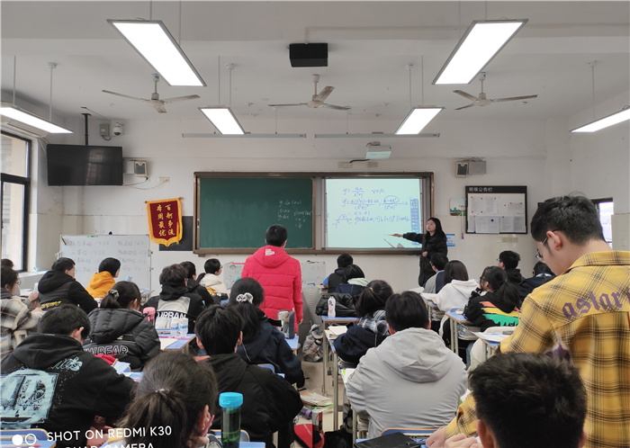 高二級(jí)部：兼聽增新知，互評(píng)促成長(圖1)