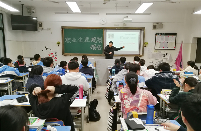 高二級(jí)部：職業(yè)生涯規(guī)劃啟迪夢(mèng)想，高二十六學(xué)子厲兵秣馬(圖1)