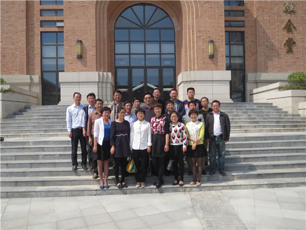 ——合肥七中、阜陽(yáng)城郊中學(xué)高三備考研討會(huì)側(cè)記       為加強(qiáng)校際交流，進(jìn)一步提高高三課堂教學(xué)效率，提高二輪復(fù)(圖6)