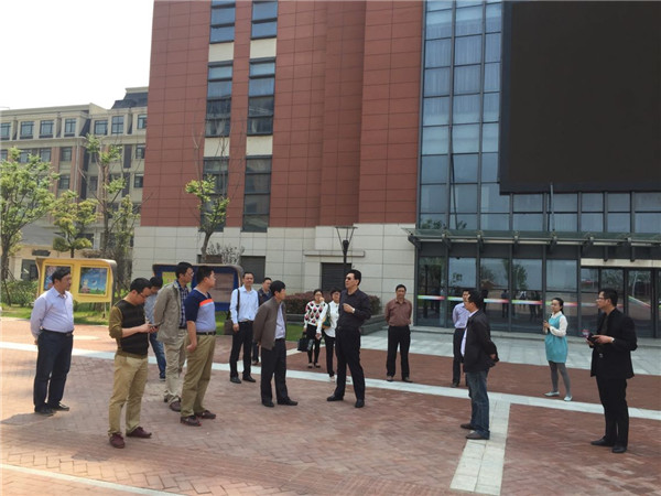 ——合肥七中、阜陽(yáng)城郊中學(xué)高三備考研討會(huì)側(cè)記       為加強(qiáng)校際交流，進(jìn)一步提高高三課堂教學(xué)效率，提高二輪復(fù)(圖7)