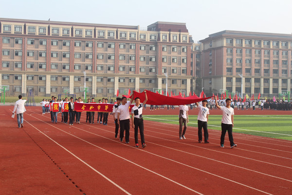 追趕比拼風(fēng)采盡展、師生同樂和諧凸顯(圖1)