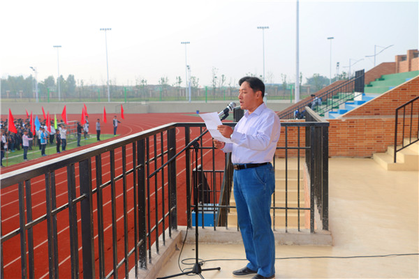 追趕比拼風(fēng)采盡展、師生同樂和諧凸顯(圖2)