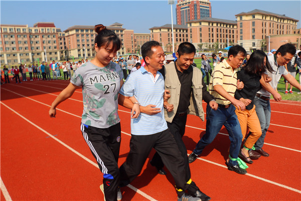 追趕比拼風(fēng)采盡展、師生同樂和諧凸顯(圖3)