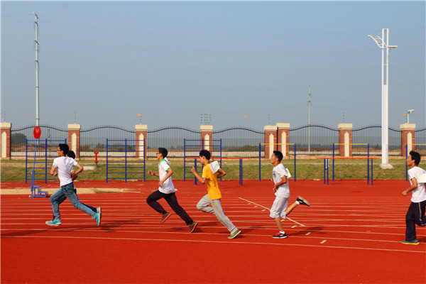 追趕比拼風(fēng)采盡展、師生同樂和諧凸顯(圖4)