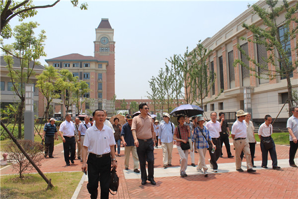 市局組織離退休老同志來(lái)七中參觀考察(圖1)