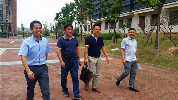 市教育局領導檢查開學工作(圖1)