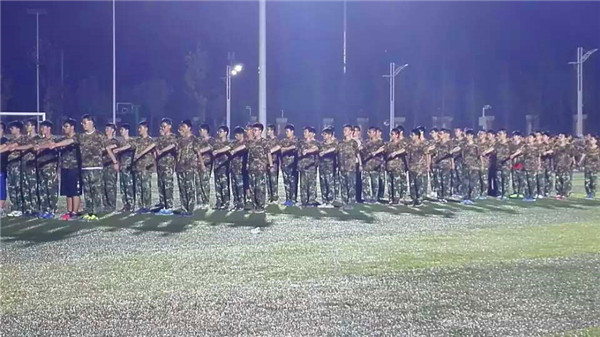 軍訓(xùn)號(hào)角吹響  學(xué)子夢想起航(圖8)