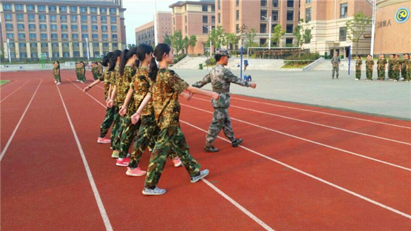 軍訓(xùn)號(hào)角吹響  學(xué)子夢想起航(圖7)