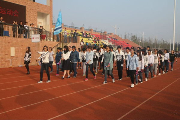 運(yùn)動會將班集體聚沙成塔(圖1)