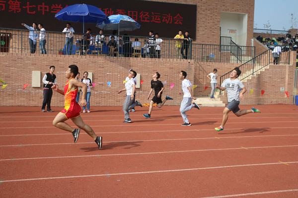 運(yùn)動會將班集體聚沙成塔(圖2)