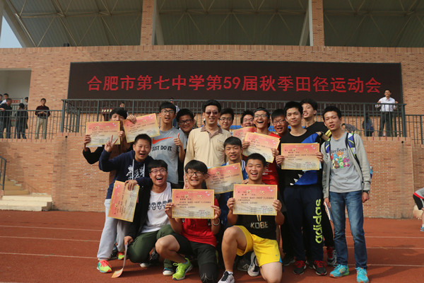 運(yùn)動會將班集體聚沙成塔(圖3)