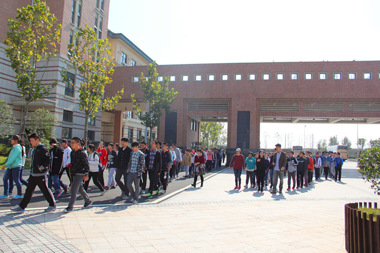 夢(mèng)園中學(xué)師生再赴七中參觀交流(圖1)