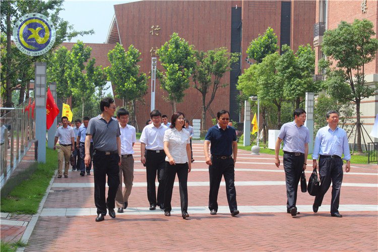 副市長吳春梅蒞臨七中檢查中考準(zhǔn)備工作(圖1)