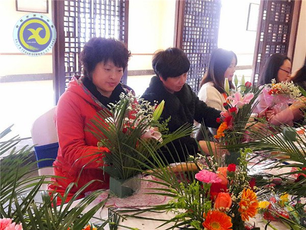 插花醉舞春風里，花香花語慶三八(圖1)