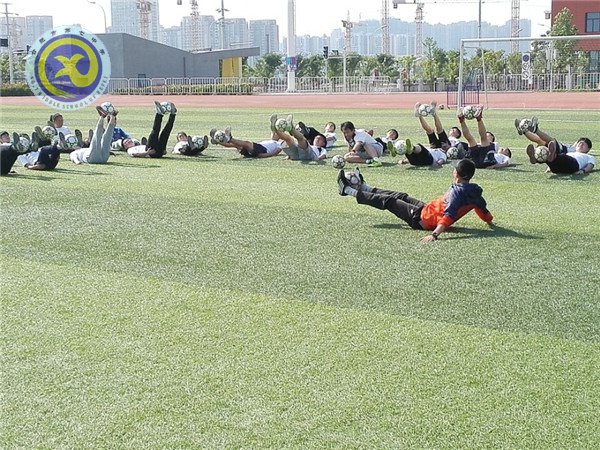 品味足球運(yùn)動魅力 促進(jìn)青年教師成長(圖2)