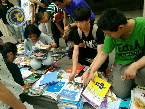 “跳蚤市場(chǎng)”人氣旺，學(xué)弟學(xué)妹“掃貨”忙(圖2)