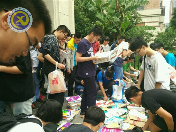 “跳蚤市場(chǎng)”人氣旺，學(xué)弟學(xué)妹“掃貨”忙(圖3)