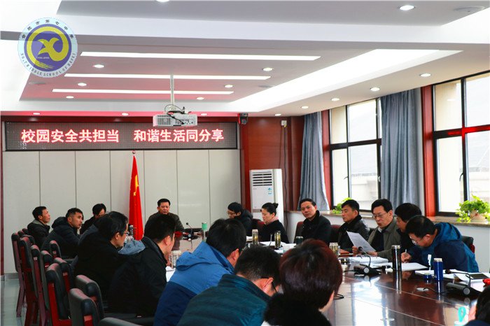 除雪清路暖人心 冰雪天氣見真情(圖2)