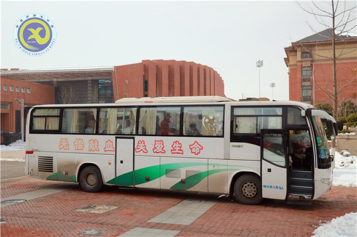 獻(xiàn)血車開進(jìn)校園，愛心溢滿人間(圖1)