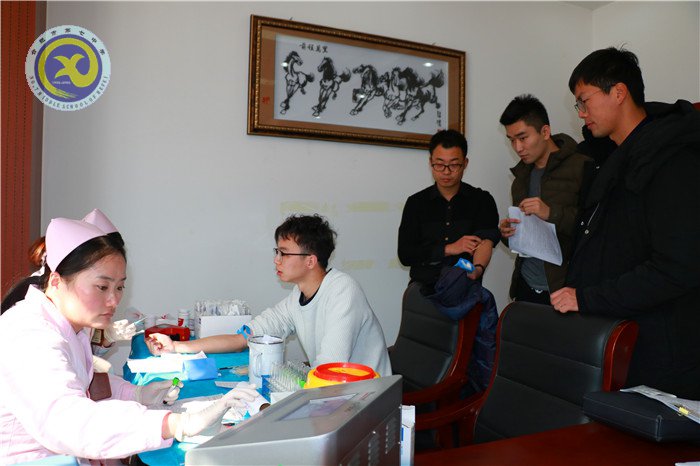 獻(xiàn)血車開進(jìn)校園，愛心溢滿人間(圖4)