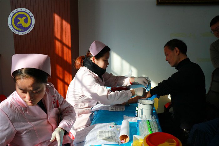 獻(xiàn)血車開進(jìn)校園，愛心溢滿人間(圖6)