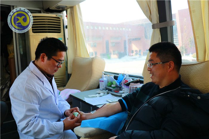 獻(xiàn)血車開進(jìn)校園，愛心溢滿人間(圖7)