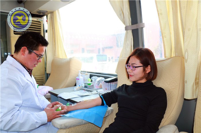 獻(xiàn)血車開進(jìn)校園，愛心溢滿人間(圖9)