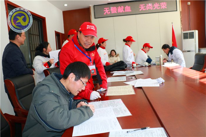 獻(xiàn)血車開進(jìn)校園，愛心溢滿人間(圖2)