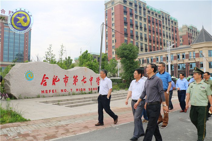 高新區(qū)管委會領(lǐng)導(dǎo)督查校園周邊安全工作(圖1)