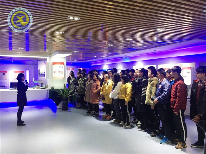 合肥七中高一同學(xué)參觀科大青創(chuàng)中心(圖1)