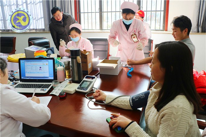 愛(ài)心獻(xiàn)血車(chē)進(jìn)校園 熱血匯聚生命長(zhǎng)河(圖3)