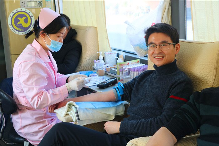 愛(ài)心獻(xiàn)血車(chē)進(jìn)校園 熱血匯聚生命長(zhǎng)河(圖9)