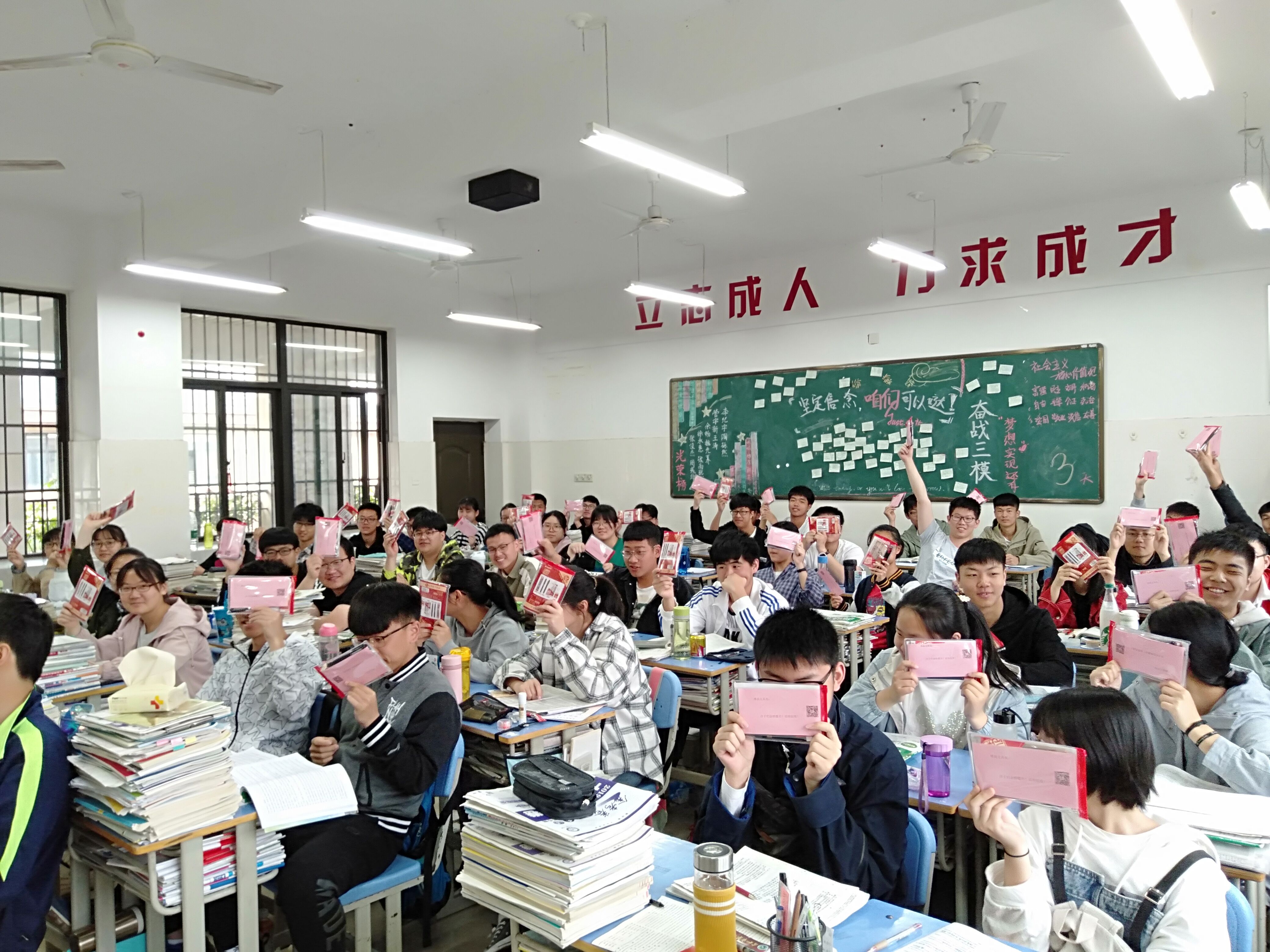 愛心家長(zhǎng)贈(zèng)文具  傾心助力贏高考(圖3)