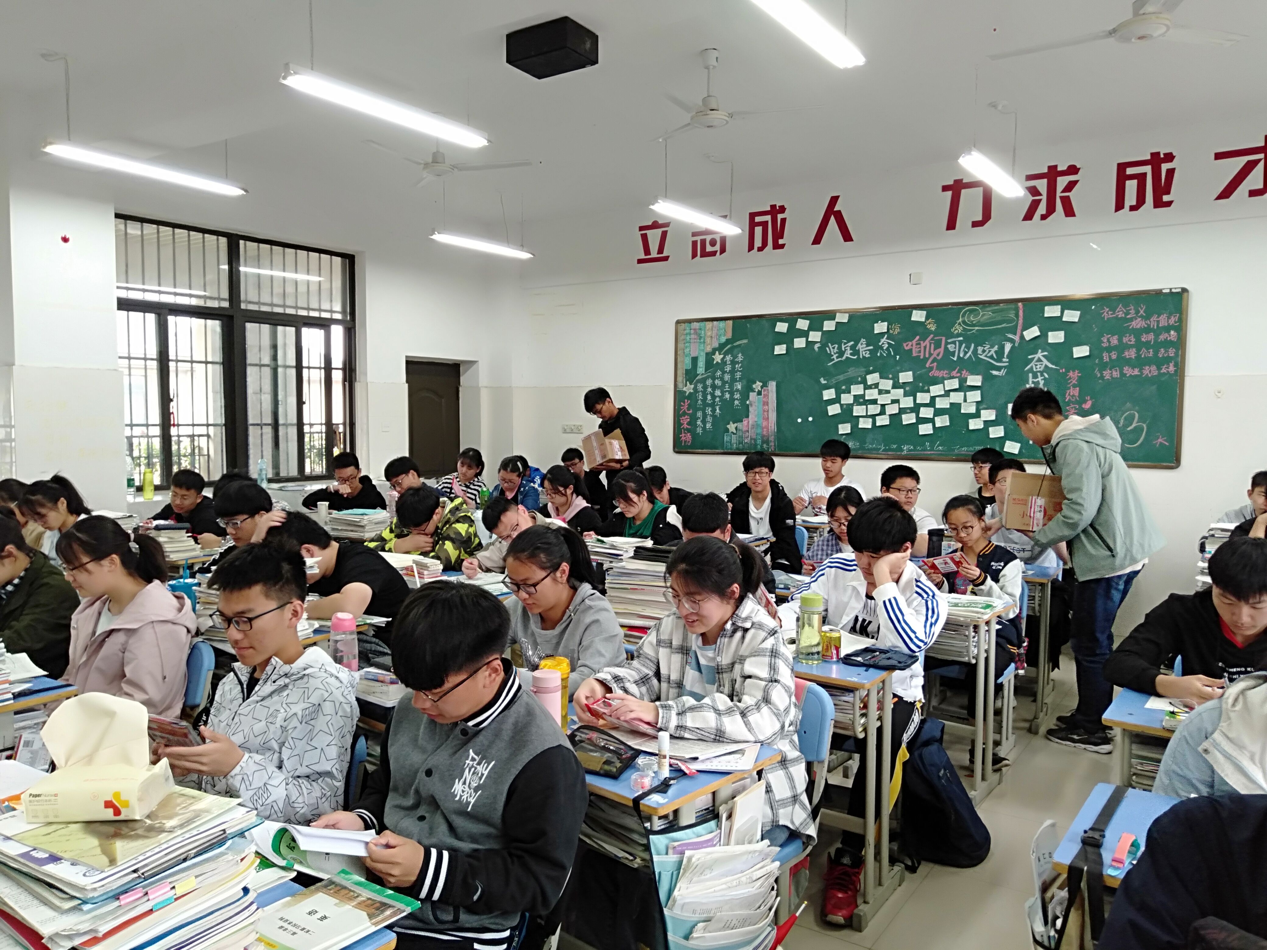 愛心家長(zhǎng)贈(zèng)文具  傾心助力贏高考(圖1)