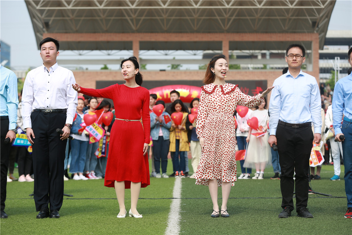 快閃唱響頌祖國(guó) 致敬青春燃激情(圖3)