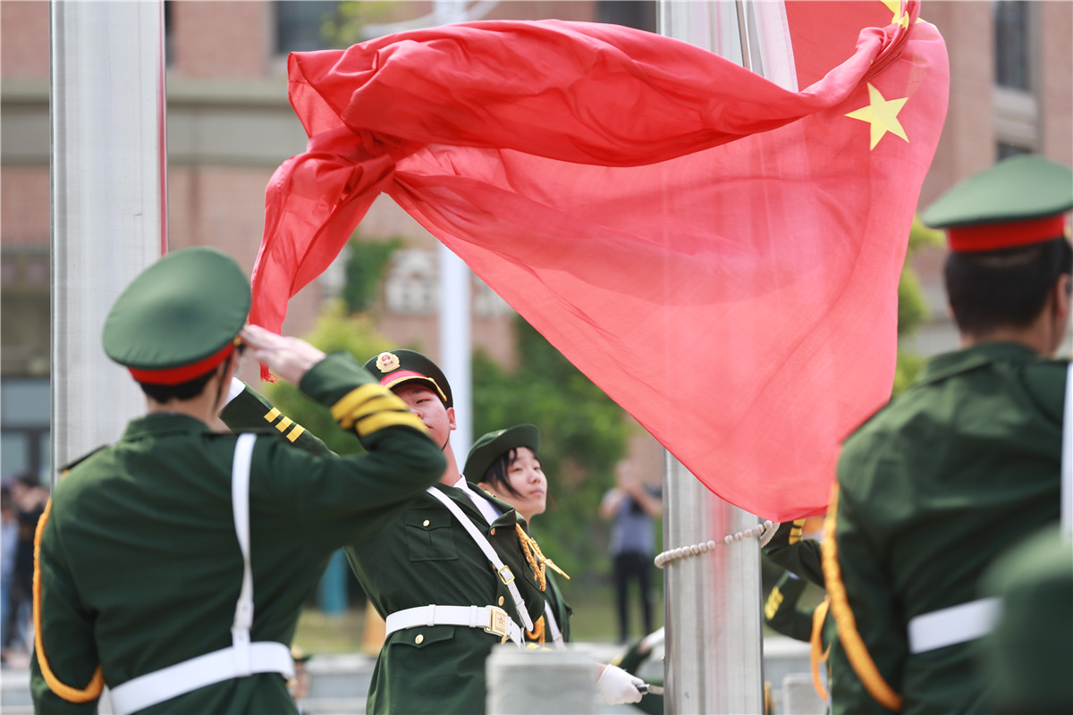 快閃唱響頌祖國(guó) 致敬青春燃激情(圖4)