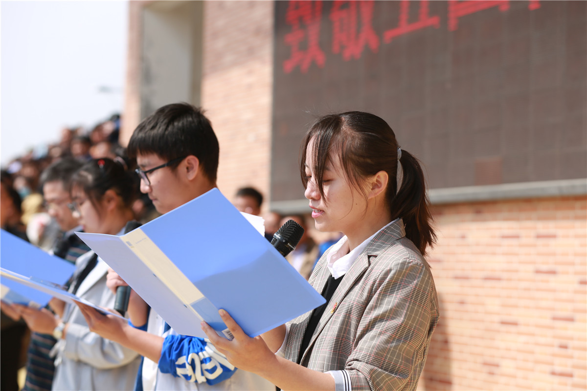 快閃唱響頌祖國(guó) 致敬青春燃激情(圖5)