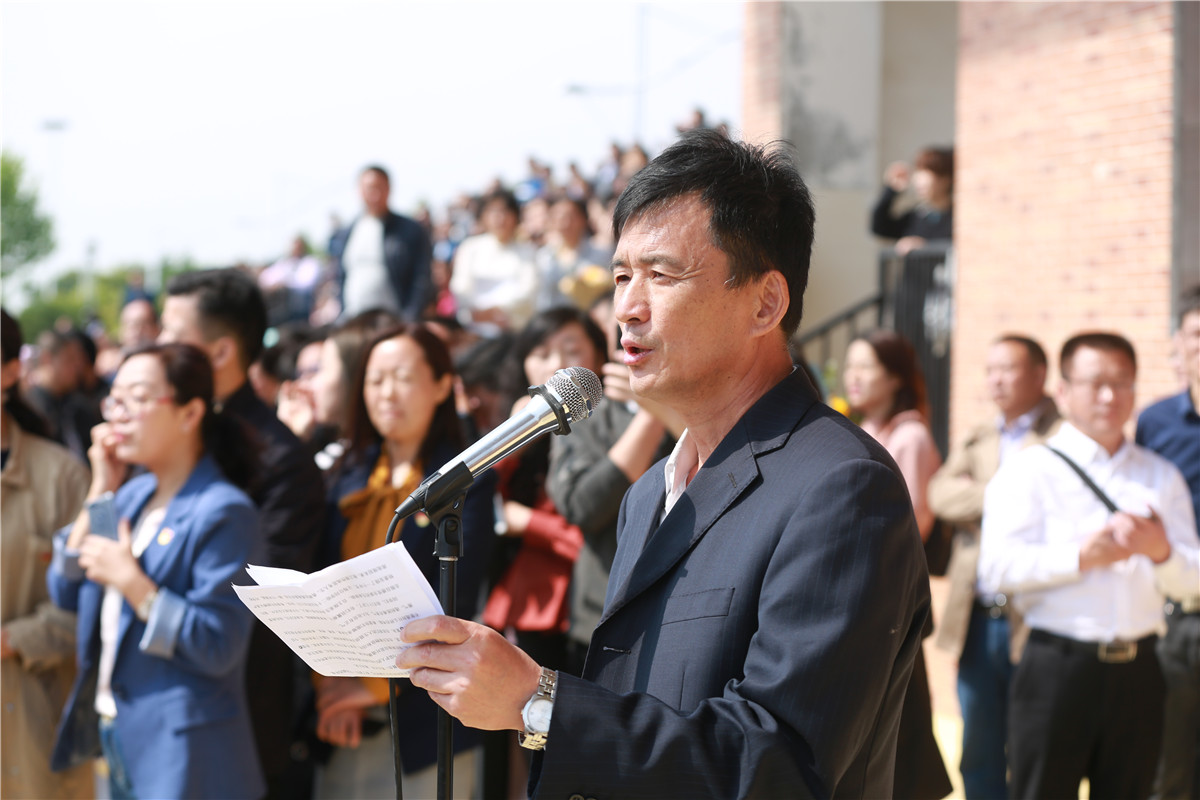 快閃唱響頌祖國(guó) 致敬青春燃激情(圖6)