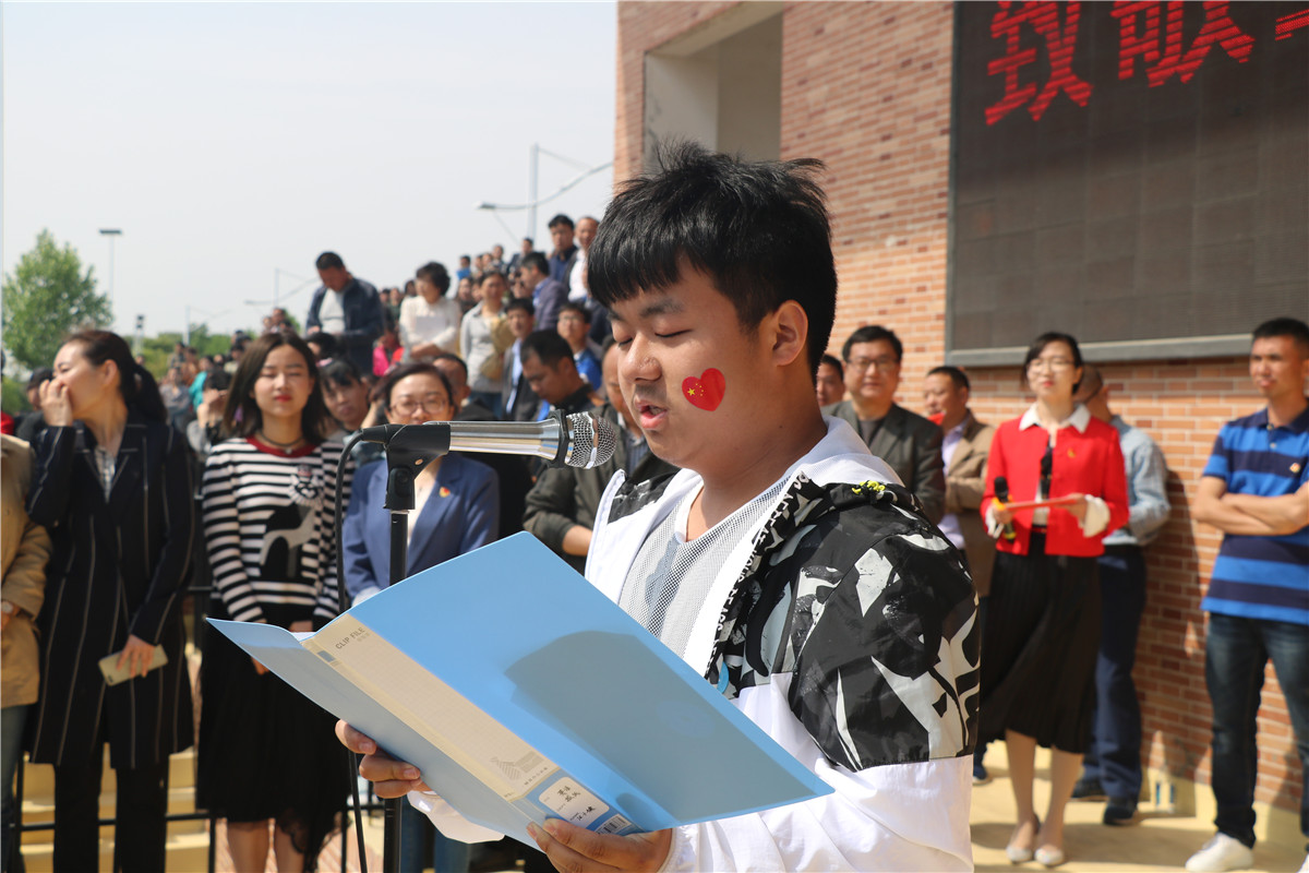 快閃唱響頌祖國(guó) 致敬青春燃激情(圖7)