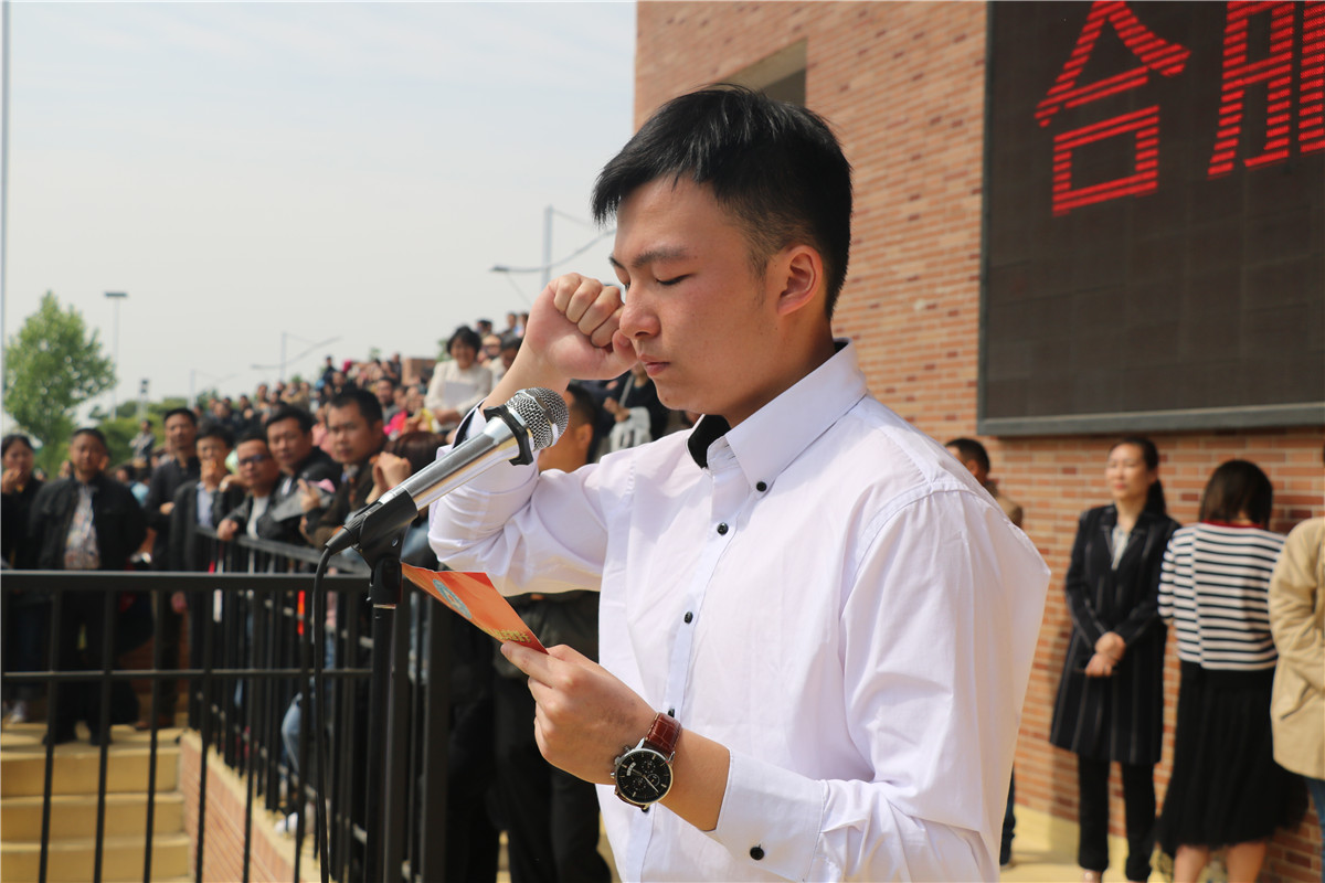 快閃唱響頌祖國(guó) 致敬青春燃激情(圖9)