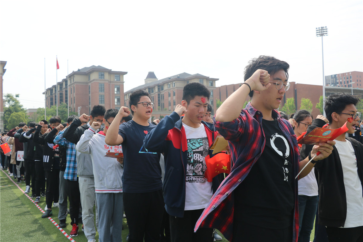 快閃唱響頌祖國(guó) 致敬青春燃激情(圖10)